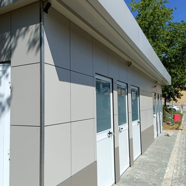 Monoblocco Servizi "Urban Prestige" 10x3m – Finitura HPL e Doppio Tetto (Bagni Multipli + Disabili)