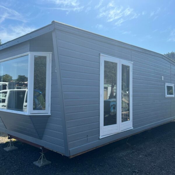 Casa Mobile "Chalet Wood Gray" 10,8 x 3,7m – Design Moderno con Bow Window e Doppio Ingresso