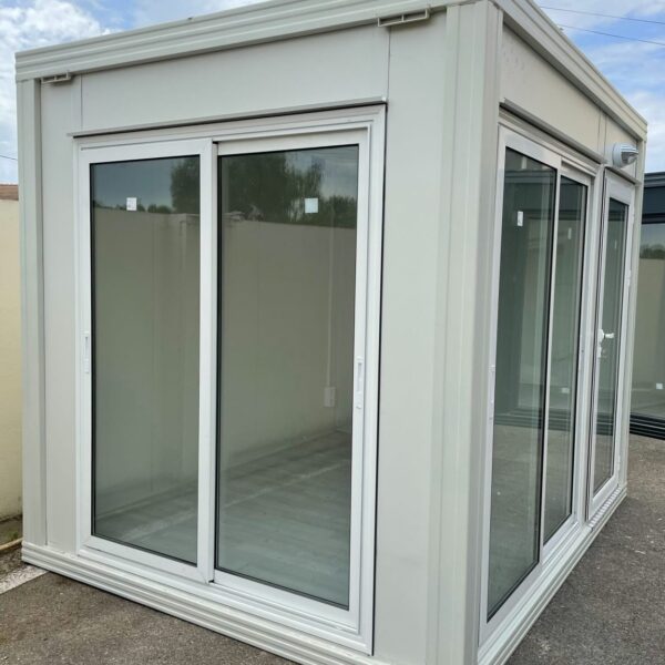 Modulo Prefabbricato 7m² (3x2,4m) – Ufficio Vetrato Coibentato (Pannelli Sandwich 40mm)