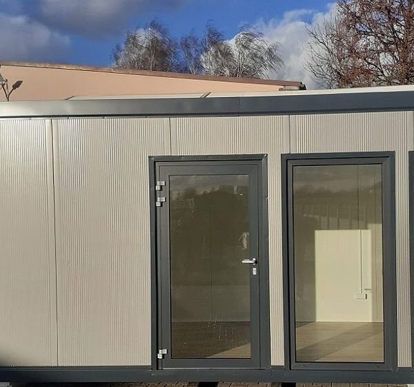 Modulo Commerciale Vetrato 18m² (6x3m) con Bagno – Isolamento Premium 100mm (Showroom / Ufficio)