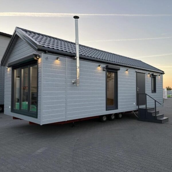 Nuova Casa Mobile 10x4m "Modello II" – Tetto 30° con Riscaldamento Ibrido e Camino a Pellet (Su Ordinazione)